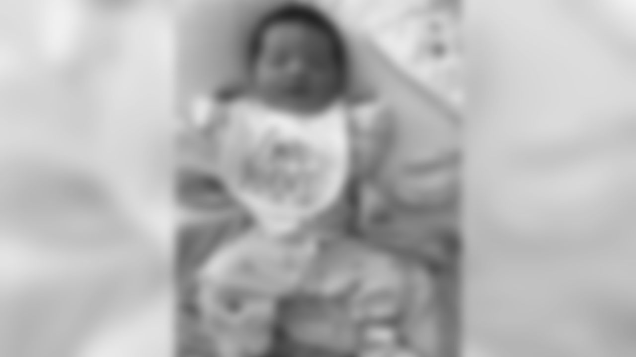 zobot_34 [Zachary Orr]: Everyone welcome my Goddaughter Santana Noel Sanders. I'm so honored to be the god father and thankful @chelsignat Now I have a Godson @esafitness and a Goddaughter only thing left is me having my own.