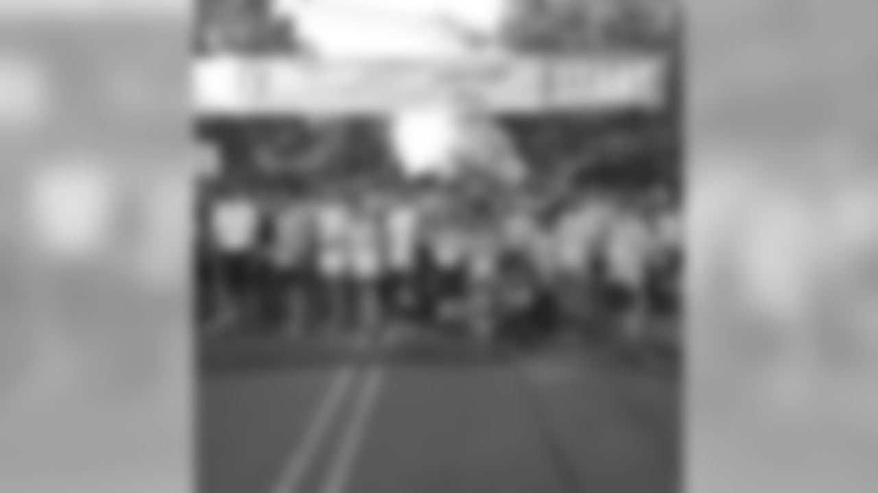 aceandsmitty[Steve Smith Sr.]:Fam @ starting line for 2nd annual #laceupson5k 600 runners showed up..Thank you everybody that participated you truly made it awesome event #stevesmithsr #agent89#stevesmithfamilyfoundation #teammarshmallow #payitforward #clt