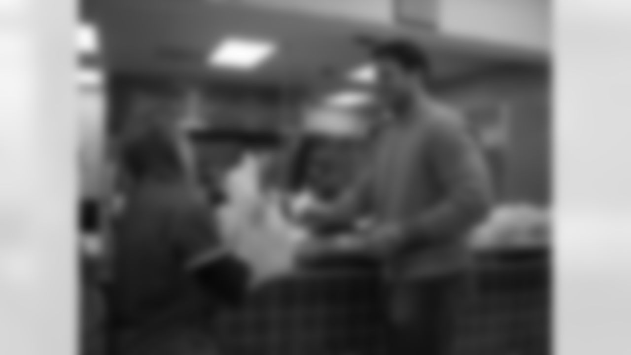 LB Nick Greisen distributes dinners at Paul's Place Outreach Center for Thanksgiving in November 2008.