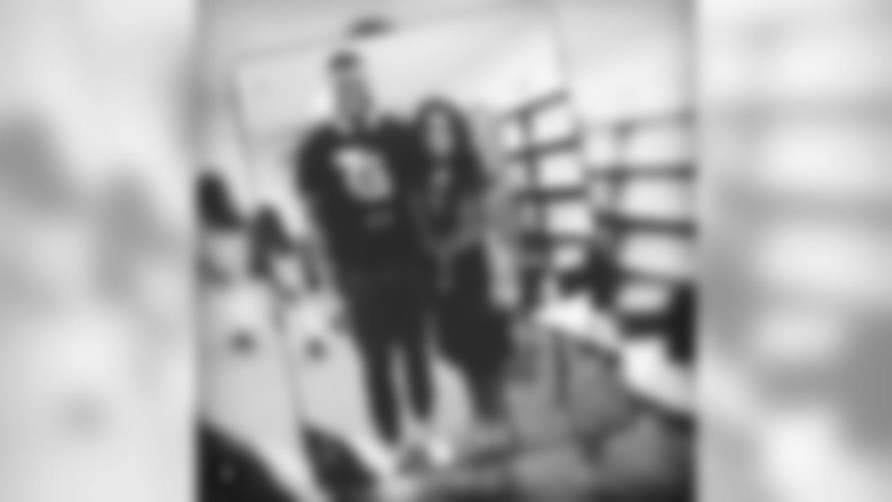 koseven2[Kelechi Osemele]: Couldn't be more proud of my little big sis. Watching her do her thing today was amazing. Molding young minds and instilling them with character, integrity, the importance of team work, and sportsmanship during their group learning activity. I've never seen a teacher so good. Your future is very bright! Love you sis @cocoavanillaswirl #Family