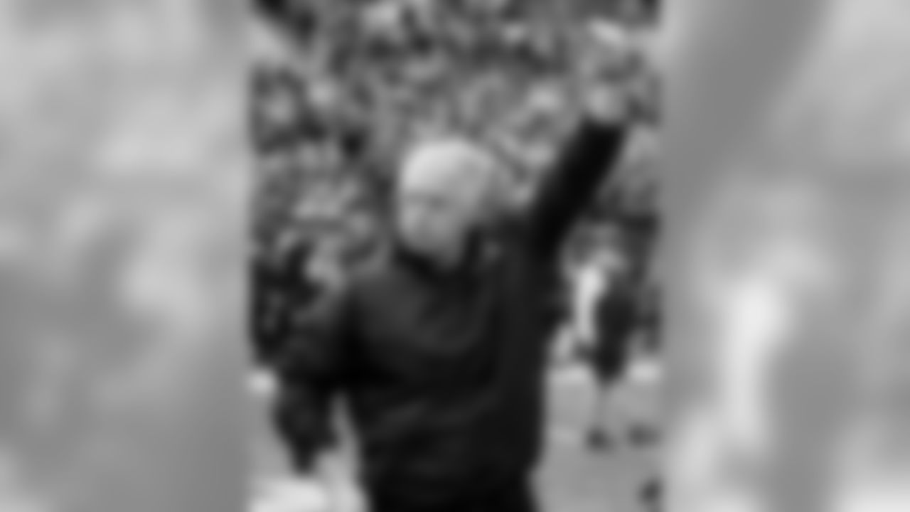 Orioles Manager Buck Showalter salutes the crowd at M&T Bank Stadium.