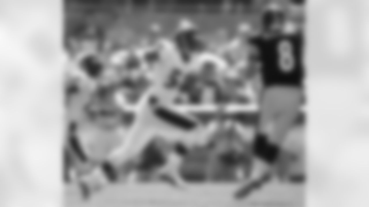 6. 1997 – Peter Boulware
This draft helped set the table for the greatest defense of all-time. It produced three starters in Super Bowl XXXV with the first three picks: linebackers Peter Boulware and Jamie Sharper and safety Kim Herring. Boulware has the second-most sacks (70) in team history. Fifth-round center Jeff Mitchell was also a Super Bowl starter and dependable eight-year NFL starter.