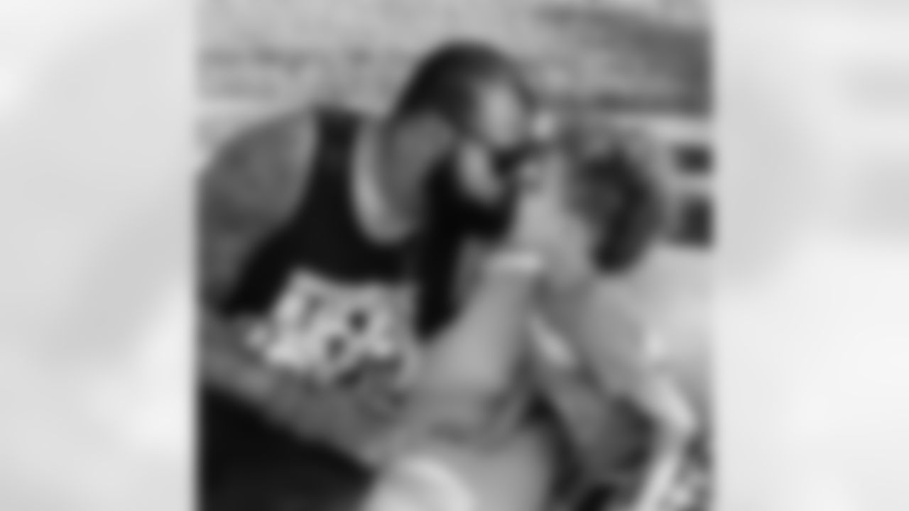 @brandonw_66 (Brandon Williams) This is what #Summer is all about!!! Play in the back yard with your family, music blasting, and and getting some awesome #DaddyKisses from your babies!!! #MakingMemories #Fatherhood #Blessed @alyssa.williams98