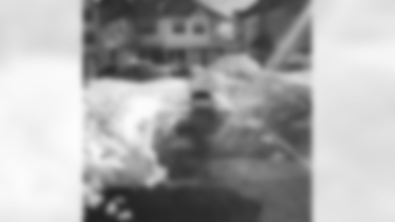 jforsett[Justin Forsett]: People ain't playing about saving these parking spots! #SnowProblems #YouDigItYouBuyIt