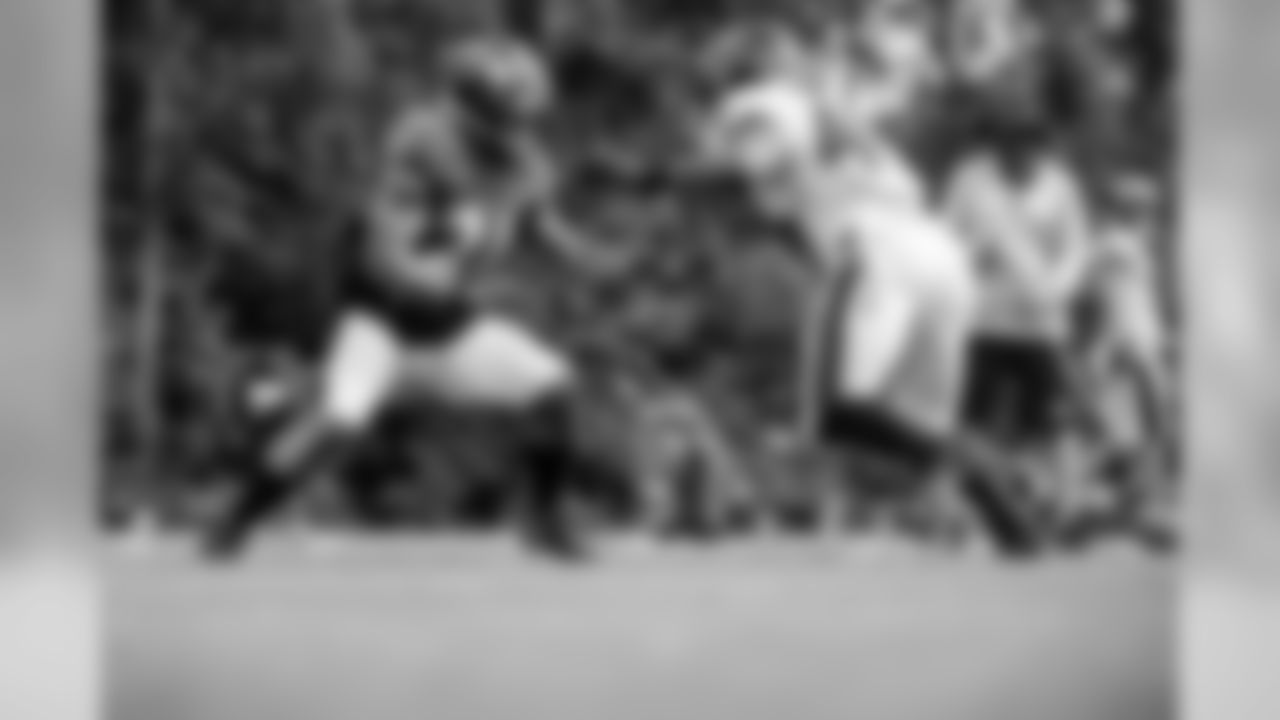RB Mark Ingram II takes on LB Chris Board
