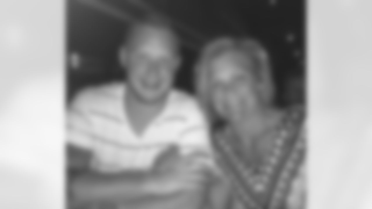 maxxwilliams [Maxx Williams]: Happy Mother's Day to the best mom out there! Don't know what I would do without you! Love you