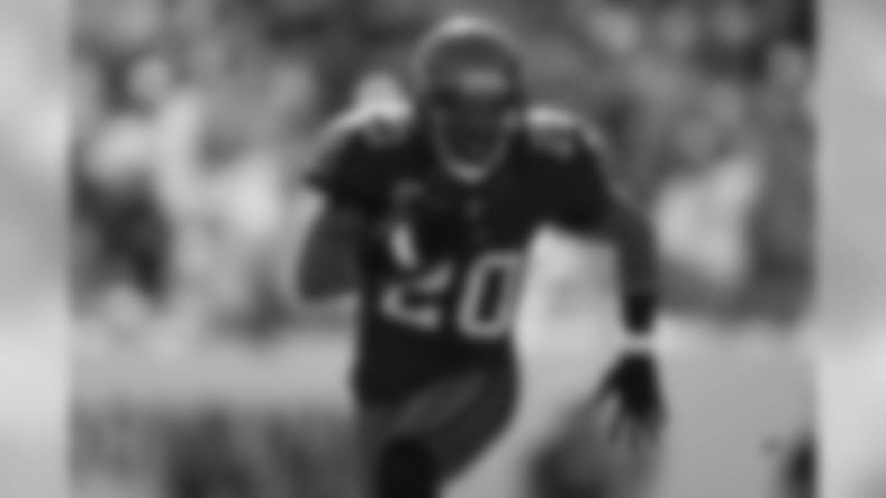 Barber was a versatile ball hawk who was one of the best of his era. He is the only player in league history with 40 interceptions and 20 sacks, and led the NFL in picks in 2001 (10). The five-time Pro Bowler played for 16 years and won Super Bowl XXXVII with the Buccaneers.