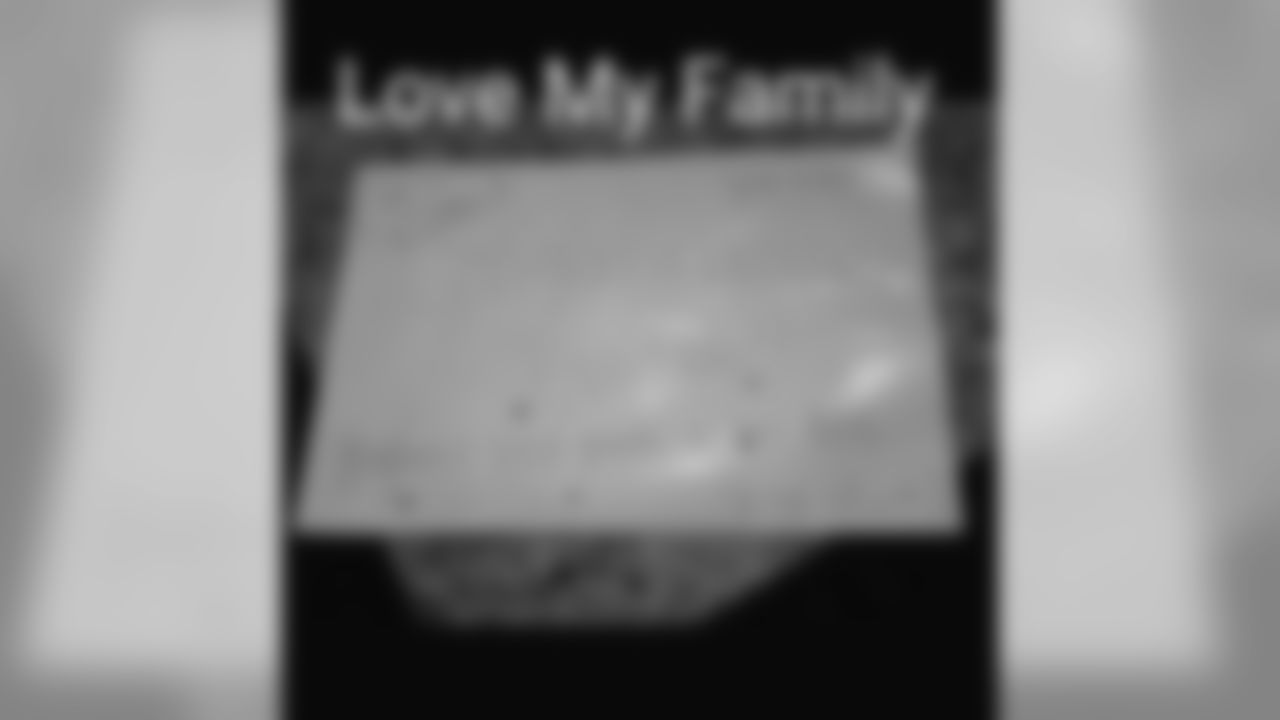 brandonw_66[Brandon Williams]: Came home from practice and this is what I saw #TheUltimatePickMeUp #TheyKnowHowToPutASmileOnMyFace #MyWorld @alyssawylene and my son Ryder Thanks for an amazing poster My Heart is full!!!