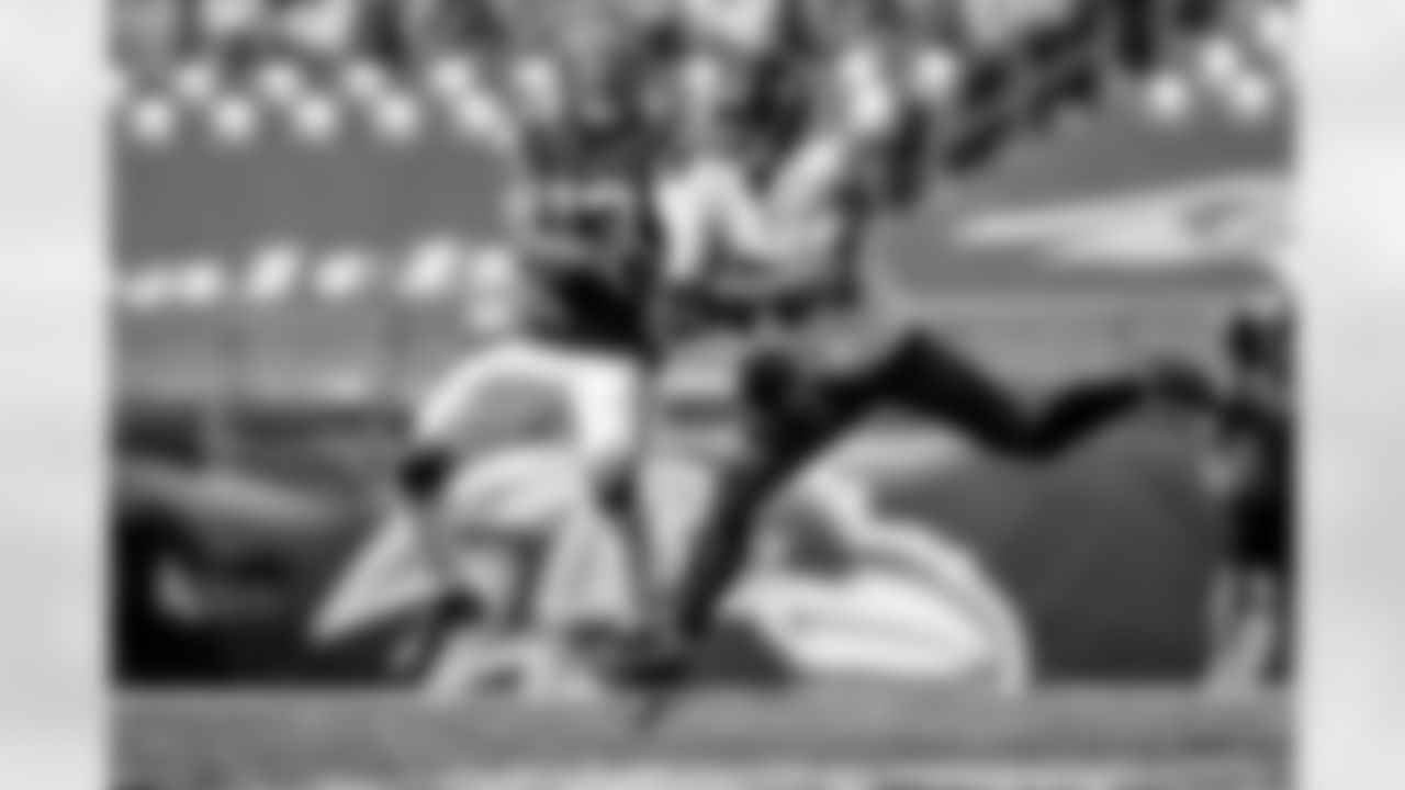 CB Marcus Peters breaks up a pass