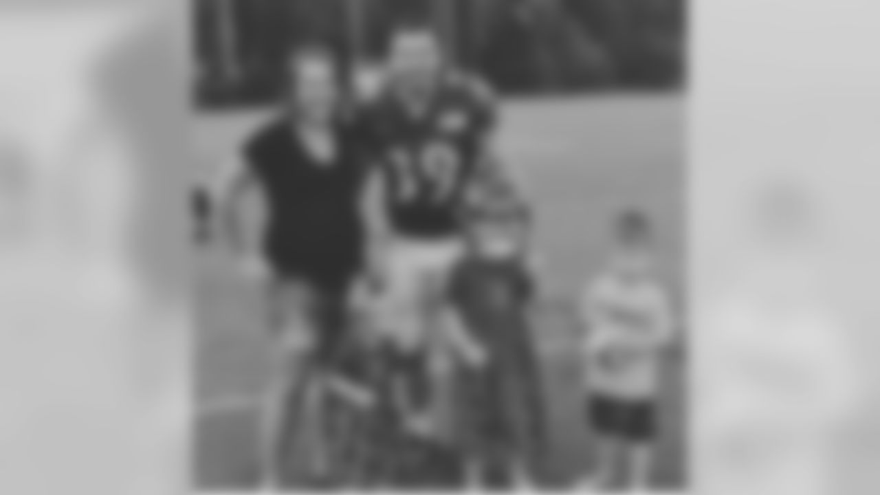 teamwoody39 [Danny Woodhead] Love having the fam at practices! Excited for tonight!