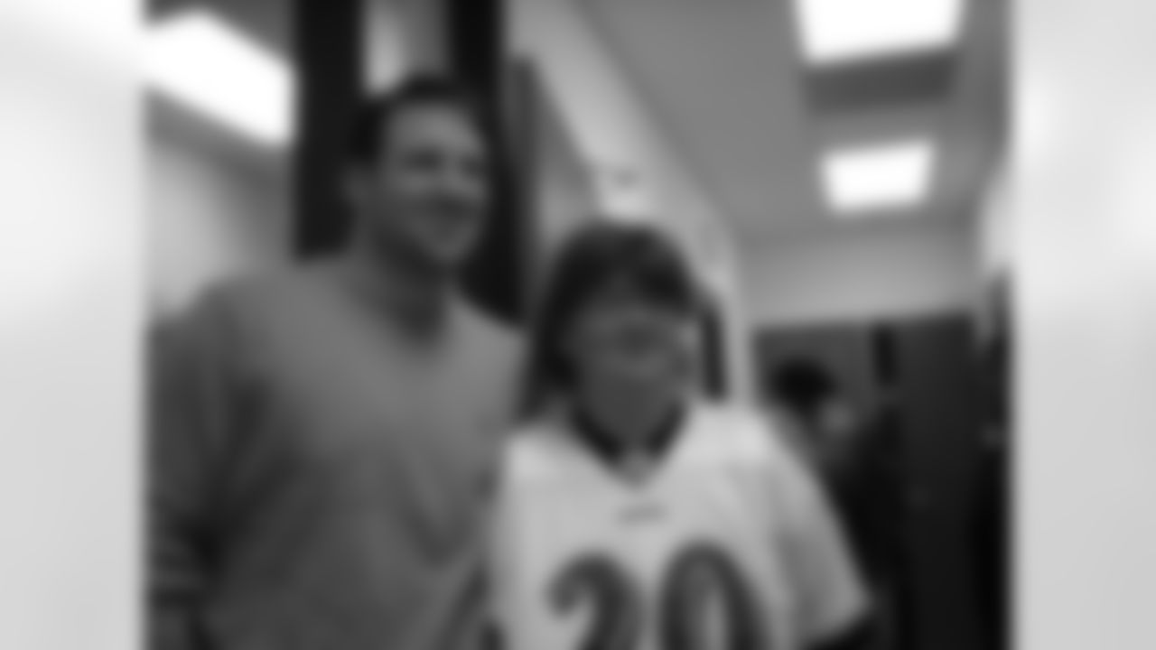 LB Nick Greisen distributes dinners at Paul's Place Outreach Center for Thanksgiving in November 2008.