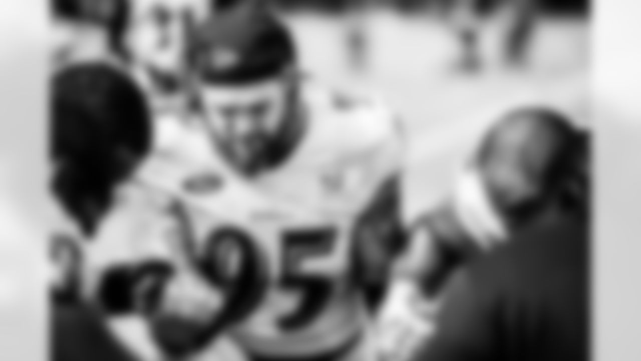 DE Derek Wolfe