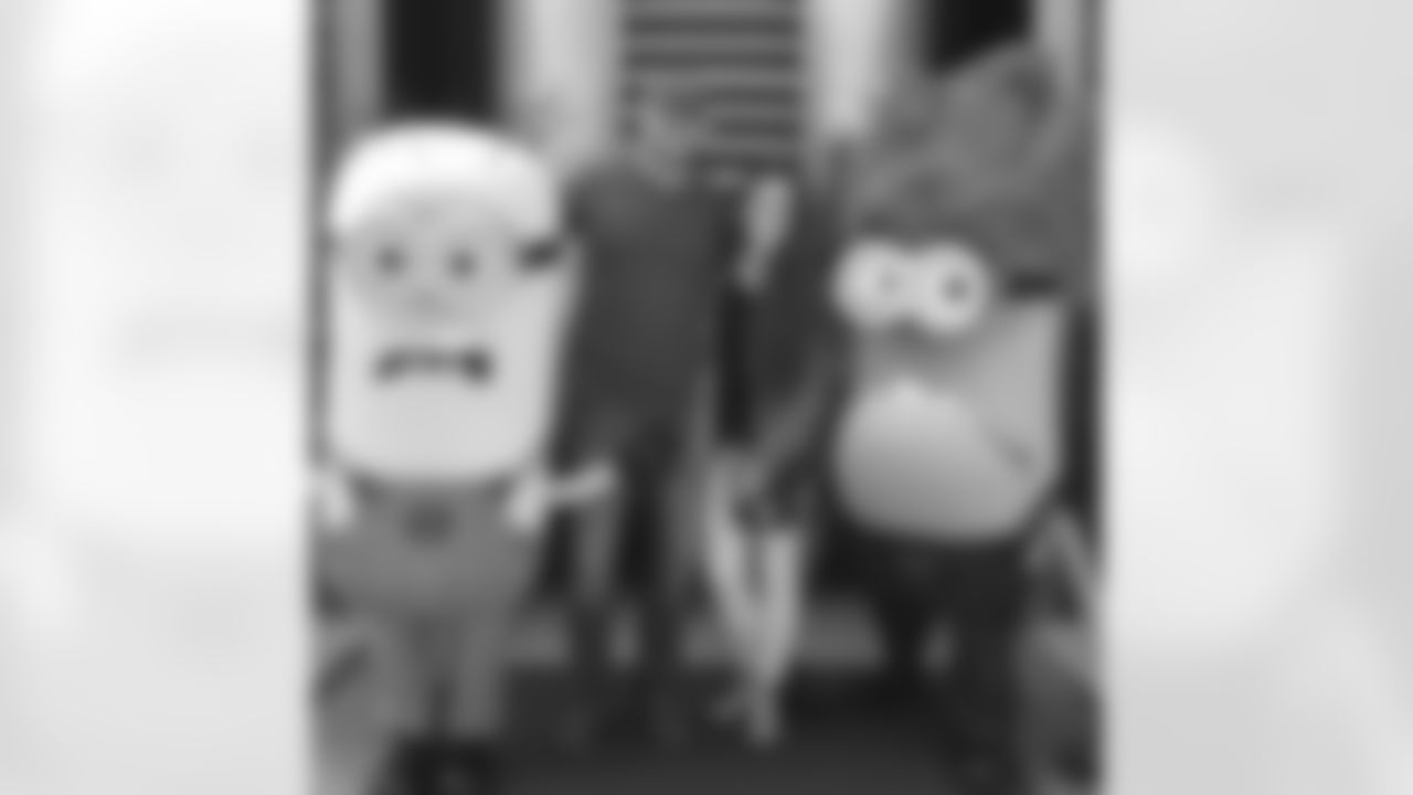 cmorgancox[Morgan Cox]: Missing my minion in LA.