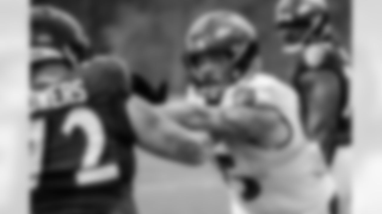 DE Derek Wolfe