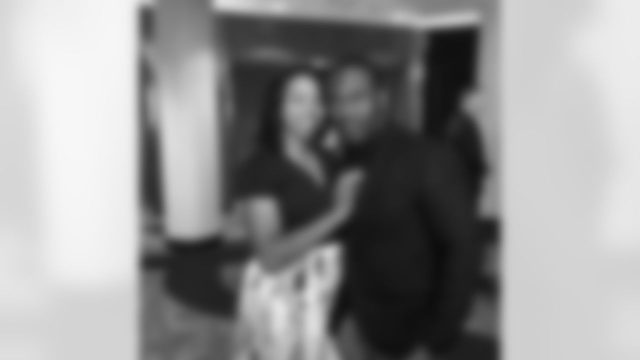 jforsett[Justin Forsett]: Digging into my guy @jongordon11 book The Hard Hat. Great read