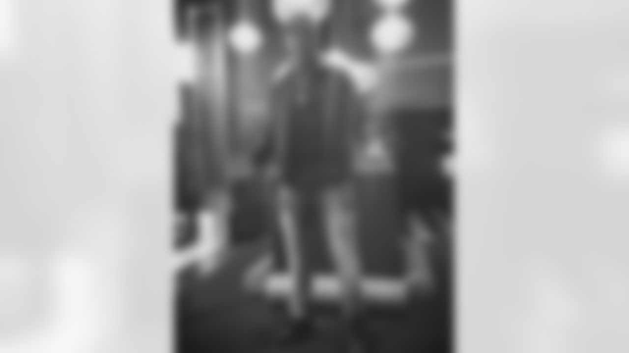 zobot_34 [Lorenzo Taliaferro]: New year let's see more smiles