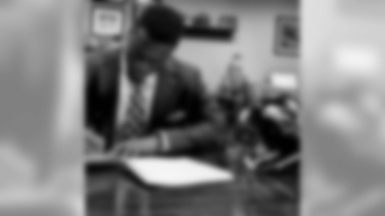 crockettgillmore[Crockett Gillmore]: Hey y'all Welcome my newest teammate and fellow tight end @benjaminswatson! #letsgo #RavensNation #tightend #lookoutworld