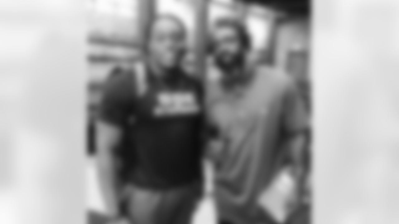 @alvino10 [Alvin Jones] One of my Favorite players growing up. was such and honor to get to meet and get some great advice from @20twentyer #edreed