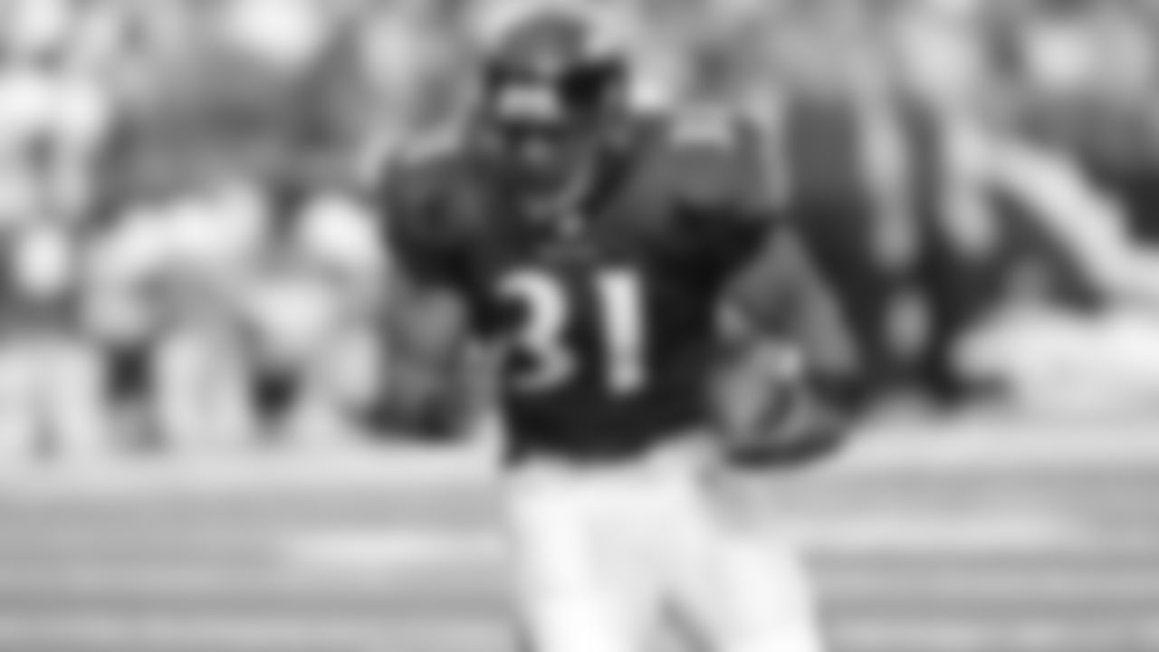 RB – Jamal Lewis (2000-2006)
Lewis is the team's all-time rushing leader with 7,801 yards. He posted the second-most single-season rushing yards in NFL history (at the time) with an unreal 2003 season in which he rumbled for 2,066 yards. His impact as a rookie, when he ripped off 1,364 rushing yards, was instrumental to winning Super Bowl XXXV. Lewis' physicality came to define the Ravens' rushing attack.