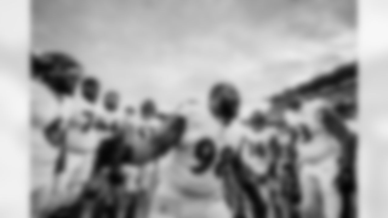 DT Brandon Williams (98) leads a team huddle before a game against the Pittsburgh Steelers at Heinz Field on December 5, 2021.