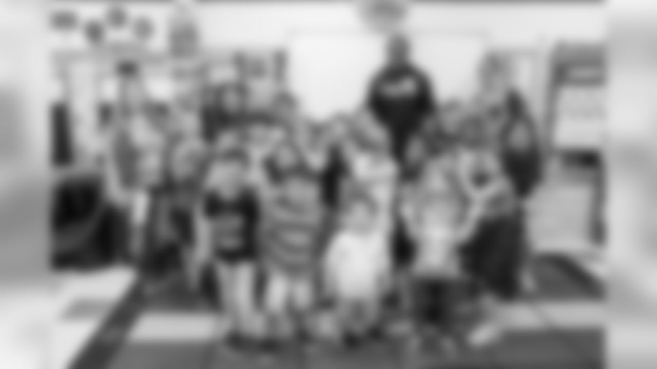 CB Brandon Carr visits Norwood Elementary in honor of the Ravens Huddle for 100