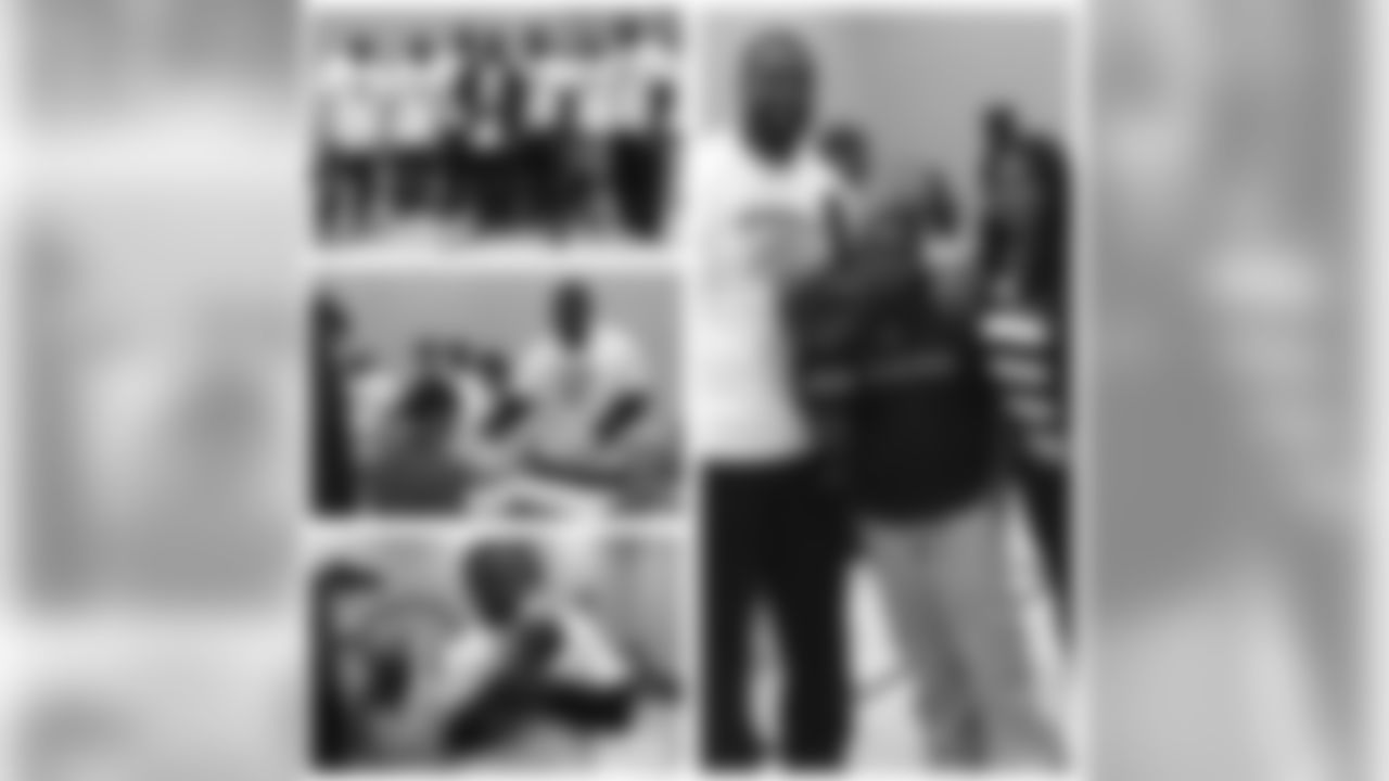 chriscanty99[Chris Canty]:Tis the Season!!! Spreading a little holiday cheer with my teammates. So thankful to be able to give back to a community that has given me so much. #jameelmcclain #53families #chriscantyfoundation #Ravens #RavensNation #NFL