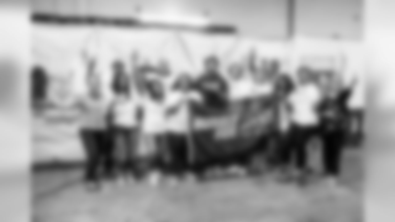 092319HuddleFor100WarehousePreview_0027