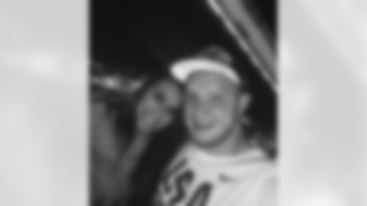 maxxwilliams [Maxx Williams]: Great day off with you at the fair!