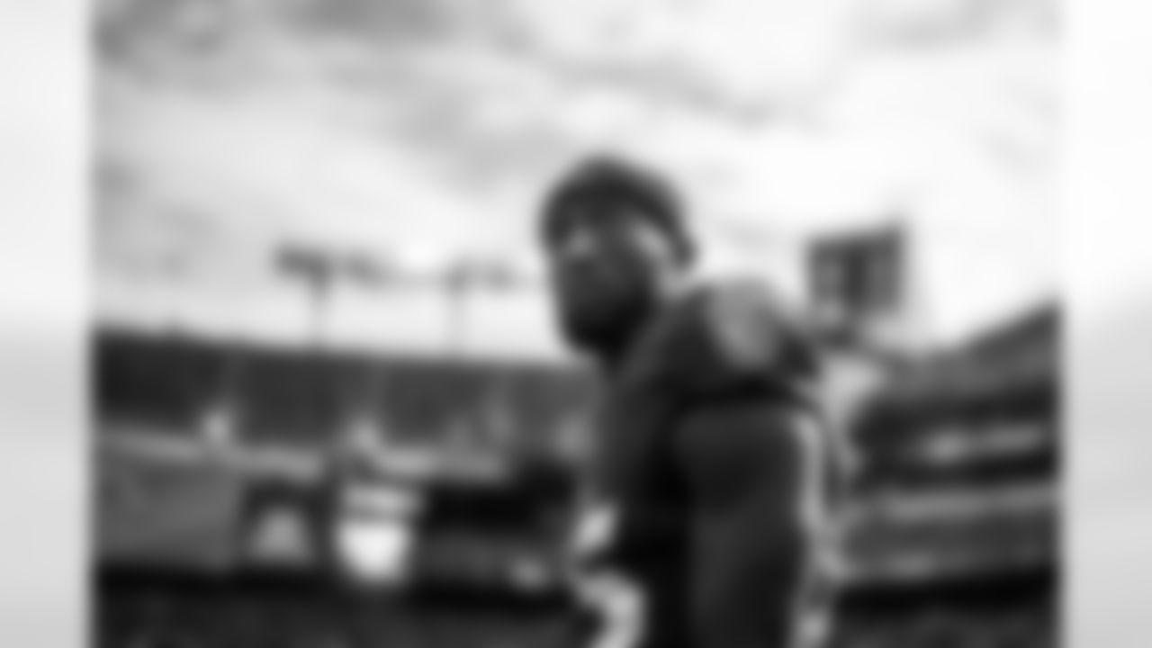 CB Tavon Young (25) warms up before a game against the Cincinnati Bengals at M&T Bank Stadium on October 24, 2021.