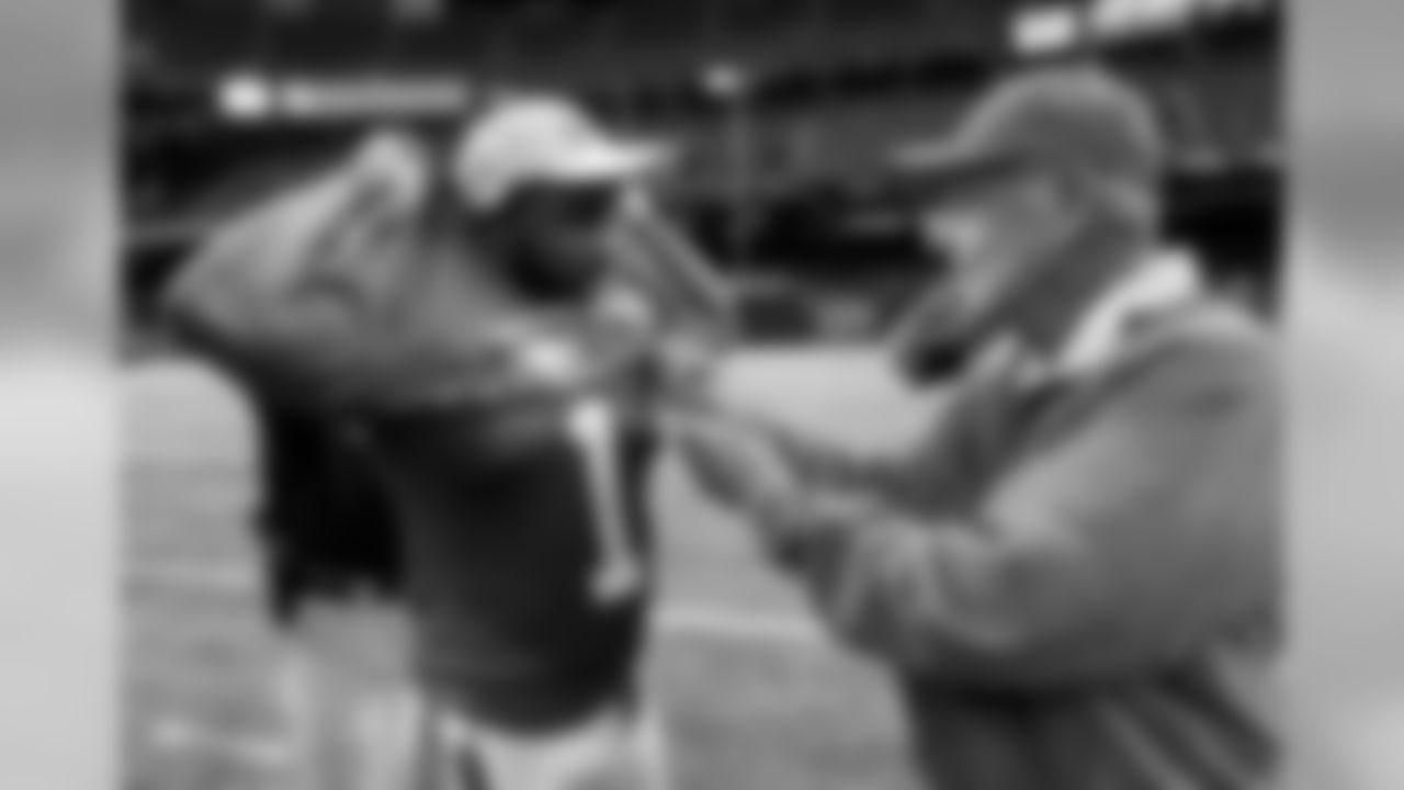 bone28 [Kenneth Dixon]: #tbt The great Lou holtz helping me put my shirt on after winning th NOLA BOWL. #greatmemories #thankful #godspeed