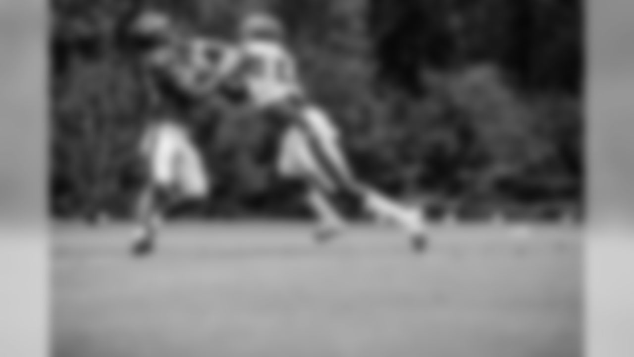 ILB Otaro Alaka takes on RB Justice Hill