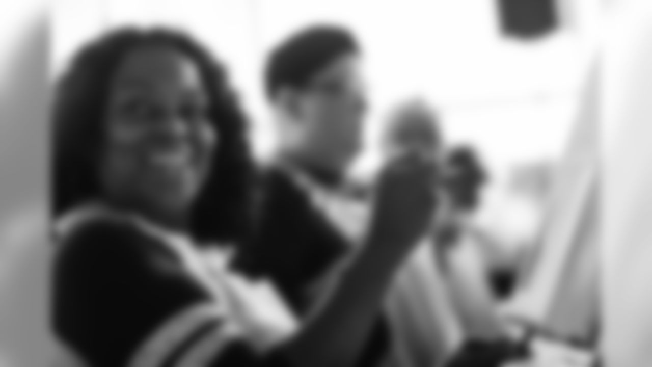 October 11, 2019
Baltimore Ravens Sip N Paint event for cancer survivors and patients at M&T Bank Stadium. Current players, WR Chris Moore and CB Cyrus Jones spent time with the ladies chatting, in the photo booth, and painting.