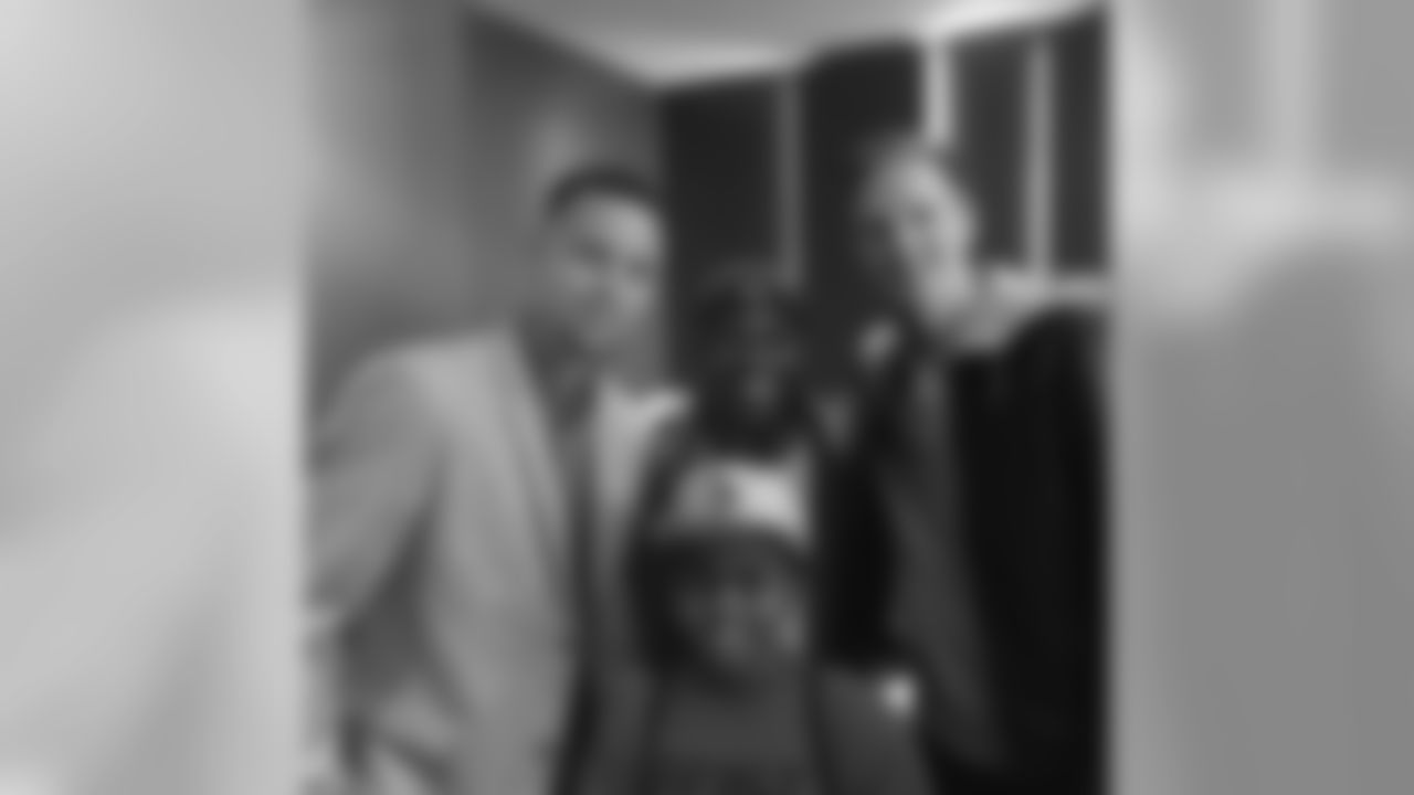 jforsett[Justin Forsett]: S/O to my bros @StephenCurry30 & Bryant for the tix tonight! We had fun #SlyceFamily