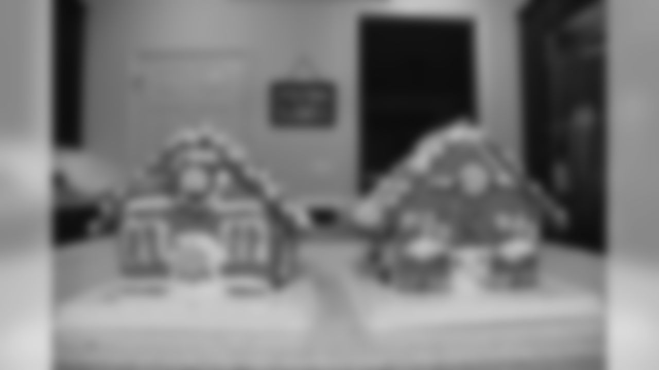 juicecheck44 [Kyle Juszczyk]: First Annual Juszczyk-Arceri-Campanaro-Gibbons gingerbread house making contest. Who did it better? Left or right??