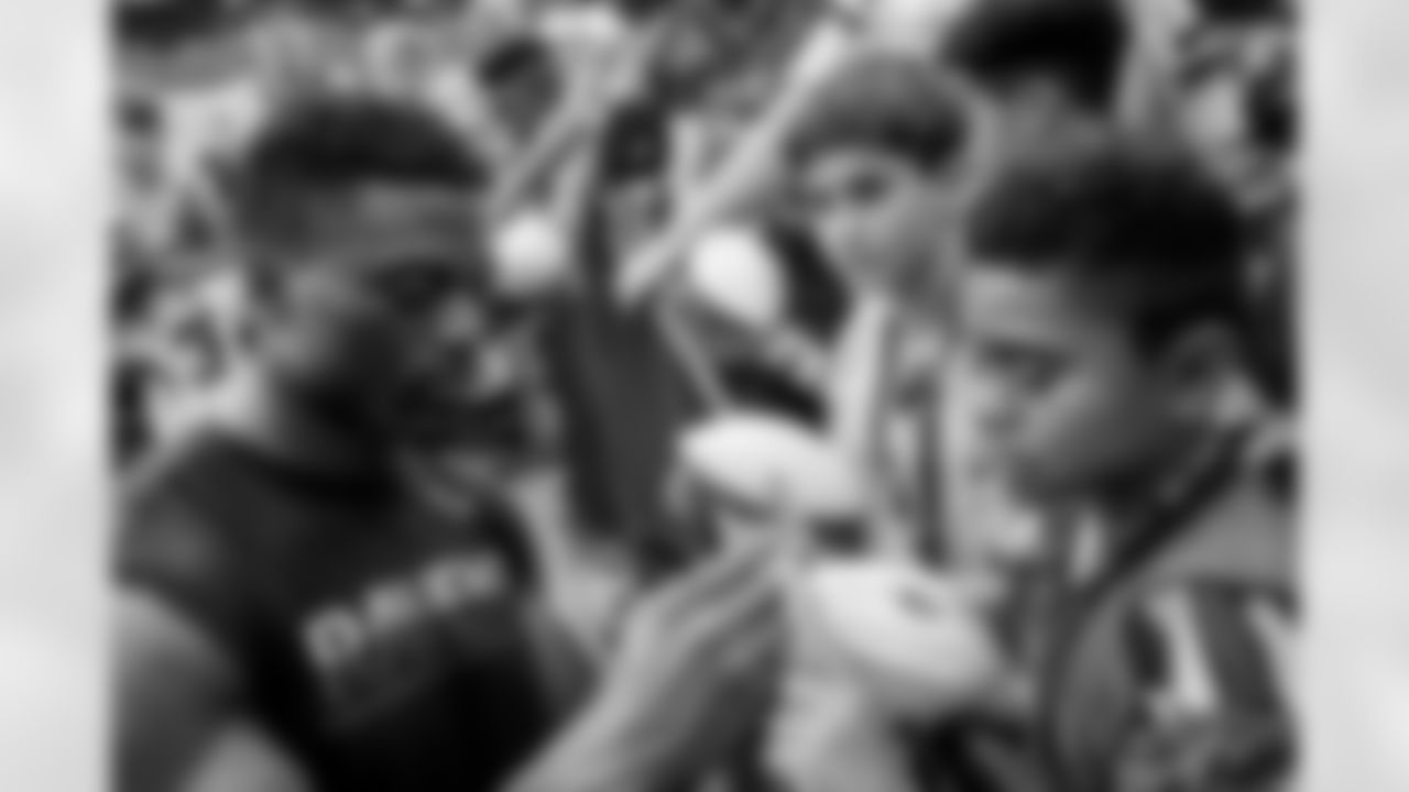 TE Benjamin Watson signs autographs for fans