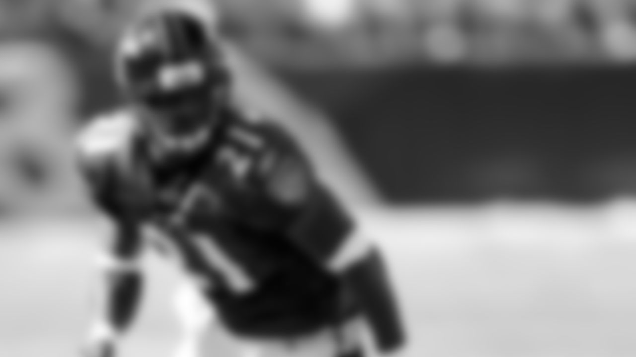 CB – Chris McAlister (1999-2008)
McAlister had all the tools and was Baltimore's first lockdown cornerback in team history. He was one of the NFL's best for several years, going to three Pro Bowls from 2003-2006. He had 26 interceptions in 10 seasons as a Raven. When opponents dared to throw at him, McAlister often made them pay.