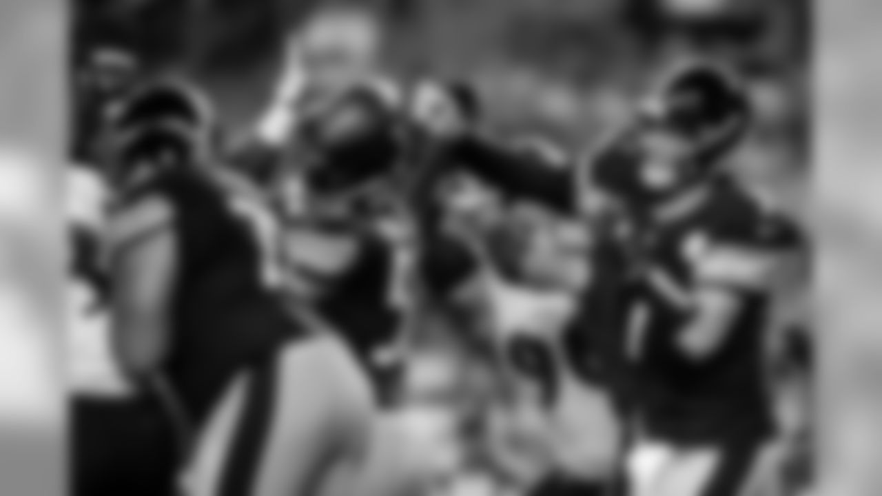 Defense batts a ball from Ben Roethlisberger