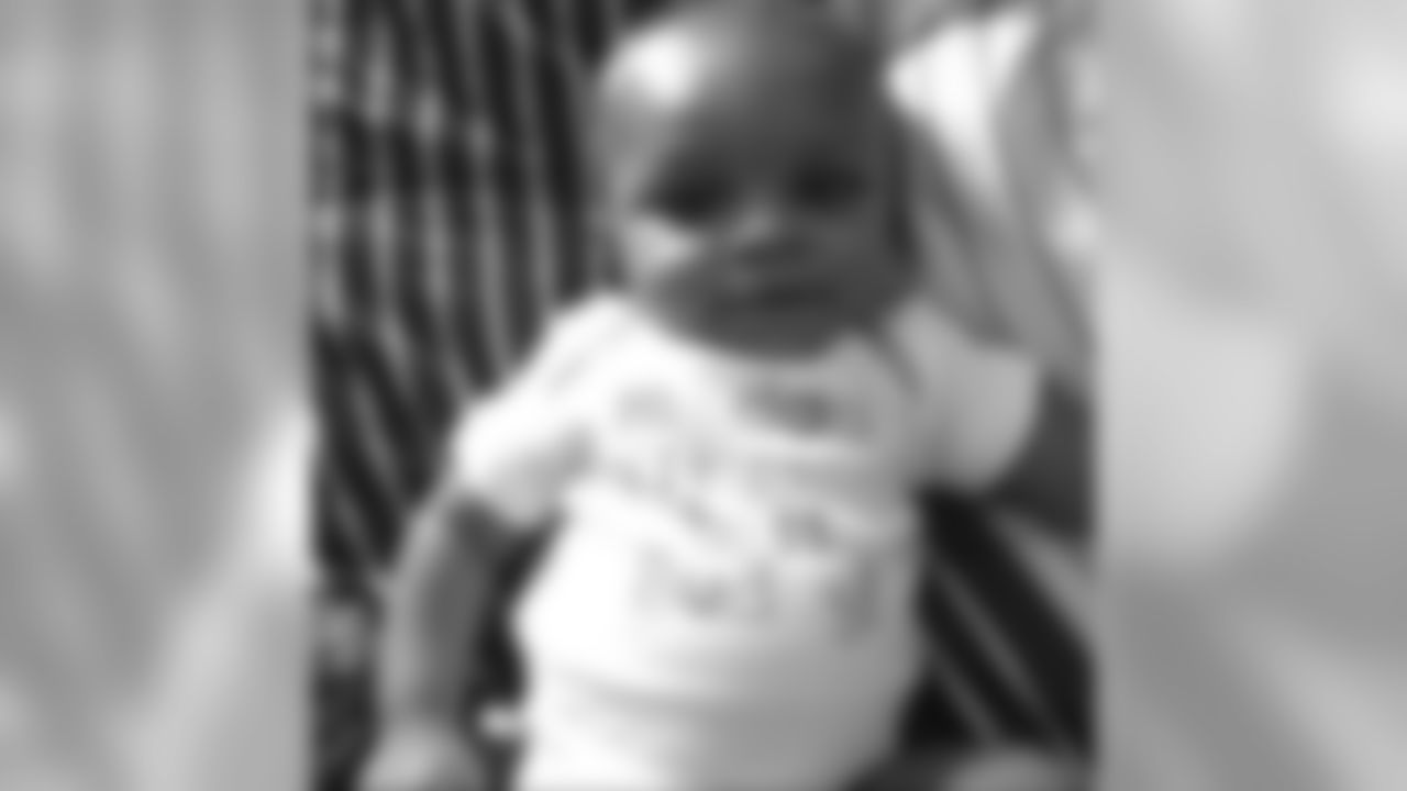 334upshaw41 [Courtney Upshaw]: Shirt says it all!! Jr getting big!