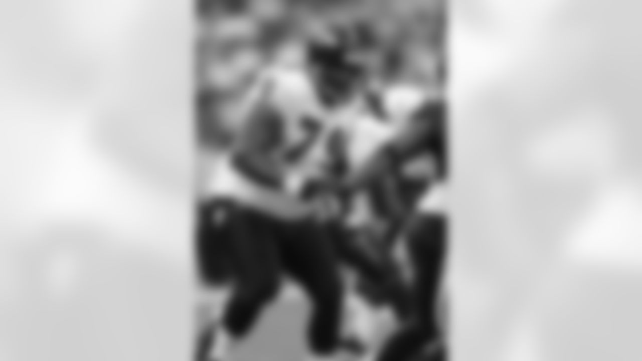 9/5/2008 – Signed OT Willie Anderson