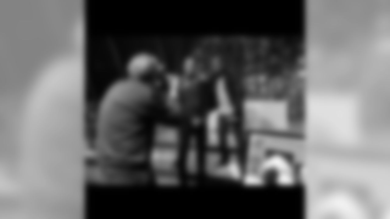 jforsett[Justin Forsett]:@lecrae you could've at least edited out the box Im standing on before you posted this pic. Lol #ShortGuyProblems #BehindTheScenes #HeHadToDecreaseSoICouldIncrease #IReallyDidntNeedTheBox #LecraeIsReallySevenFoot #TomCruiseUsesBoxesToo