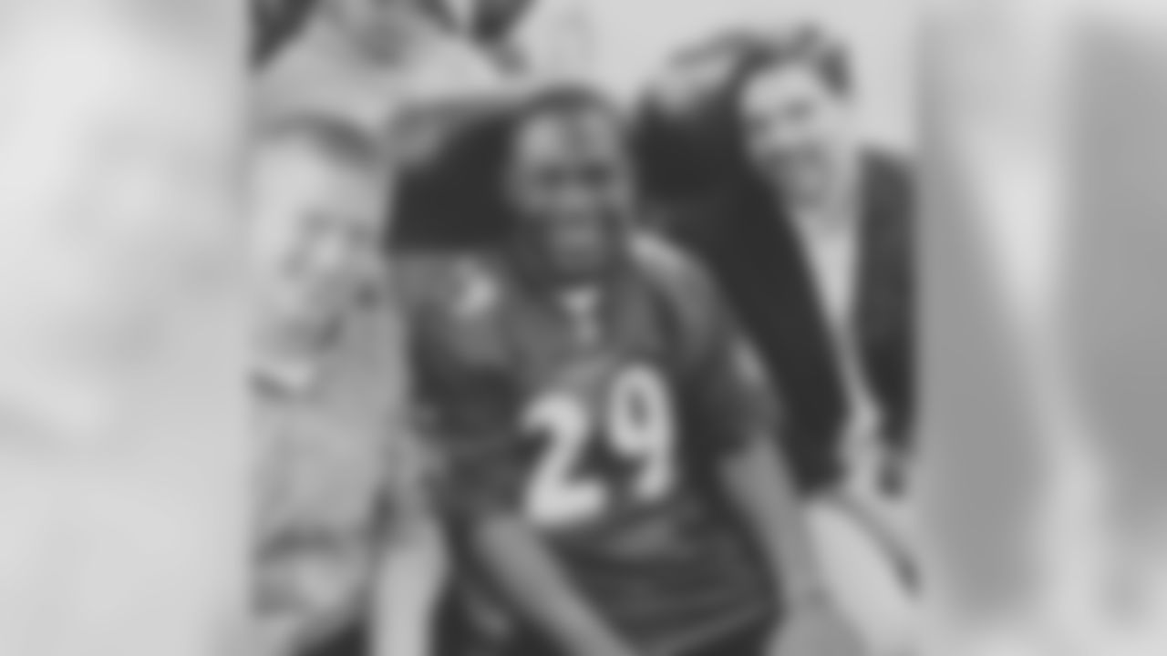 jforsett[Justin Forsett]: Hanging out with the passengers on @southwestair heading to Hartford, Ct #ExcuseTheHugeJersey #TheGuyToTheRightHasMeInFantasy #FavoriteAirlines