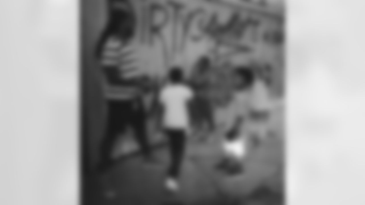 im_klewis23 [Kendrick Lewis]: Just another day in My Hood! Kicking Knowledge... giving back to the Youth! Where it all started for me!!! I remember I was their age when it was all just a Dream