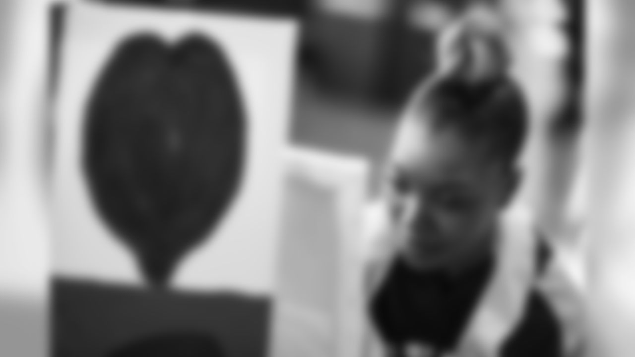 October 11, 2019
Baltimore Ravens Sip N Paint event for cancer survivors and patients at M&T Bank Stadium. Current players, WR Chris Moore and CB Cyrus Jones spent time with the ladies chatting, in the photo booth, and painting.
