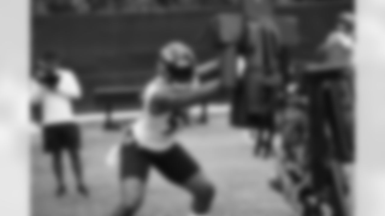OLB Daelin Hayes (59)