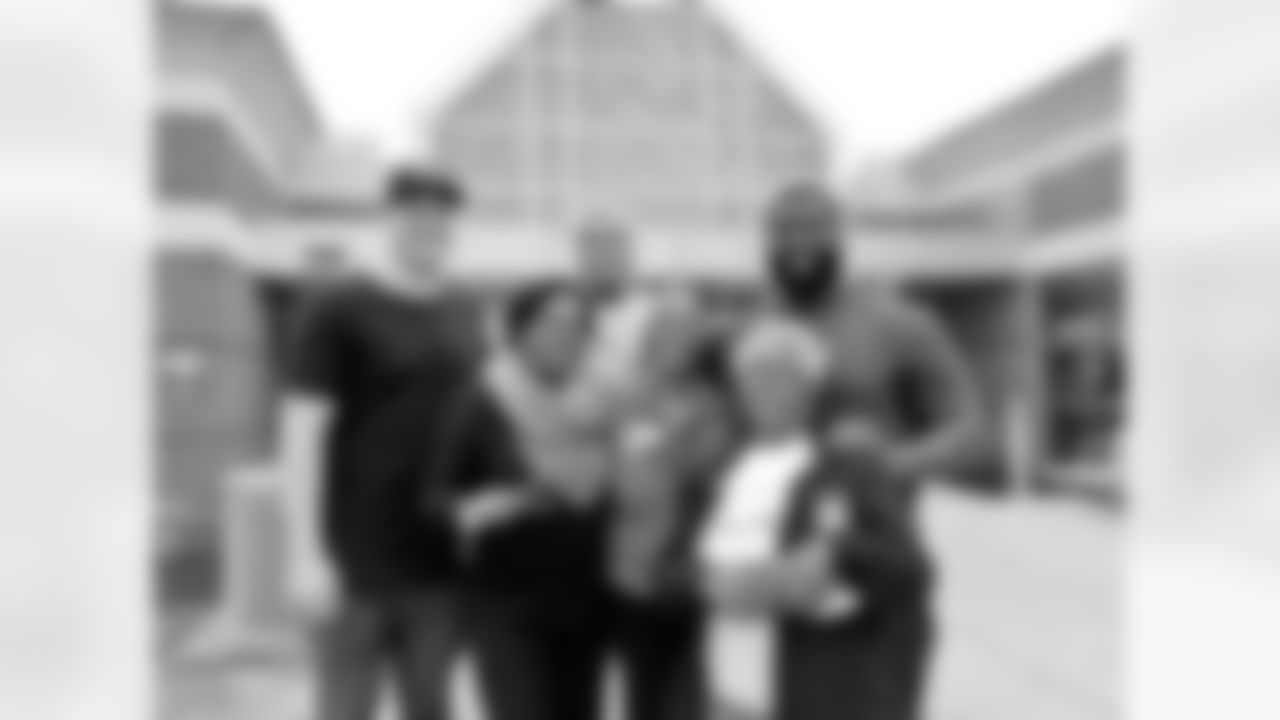 trenchwork94[Carl Davis]: Great to always give back to the community. Handing out food today.