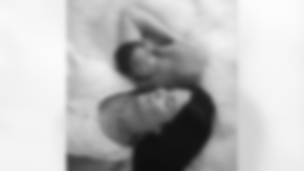 aceandsmitty [Steve Smith Sr.]: The picture is worth a million words! She's not just the mother of my kids she's is the glue that holds this family together. My Ace and Deuce!!!! I'm definitely a Clyde and she's my Bonnie!! #Stevesmithjr #agent89sq #89sACE