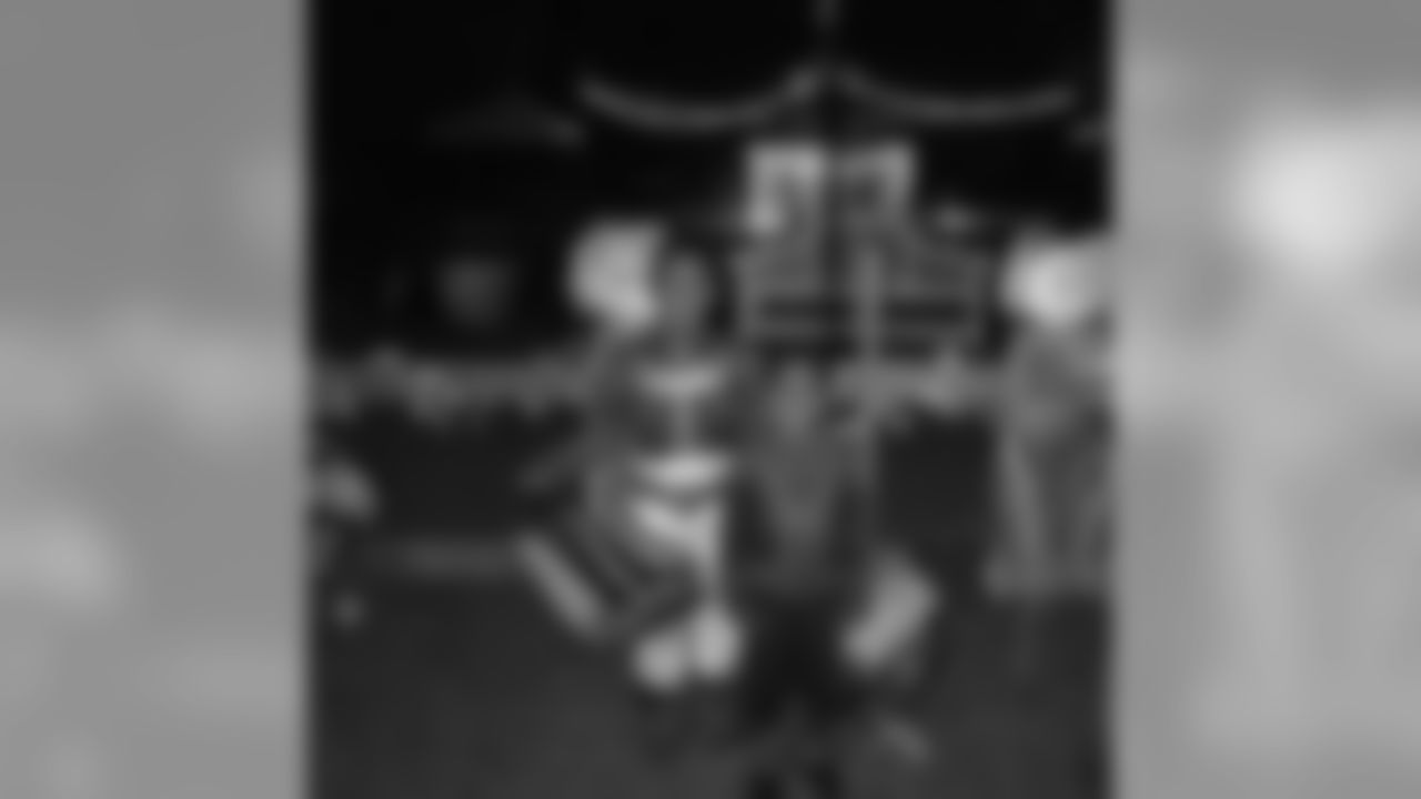 devinanytimehester_17 [Devin Hester]: Happy Halloween to my 2 Lil boys wish Daddy could be there to take you guys trick-or-treating!!!!!