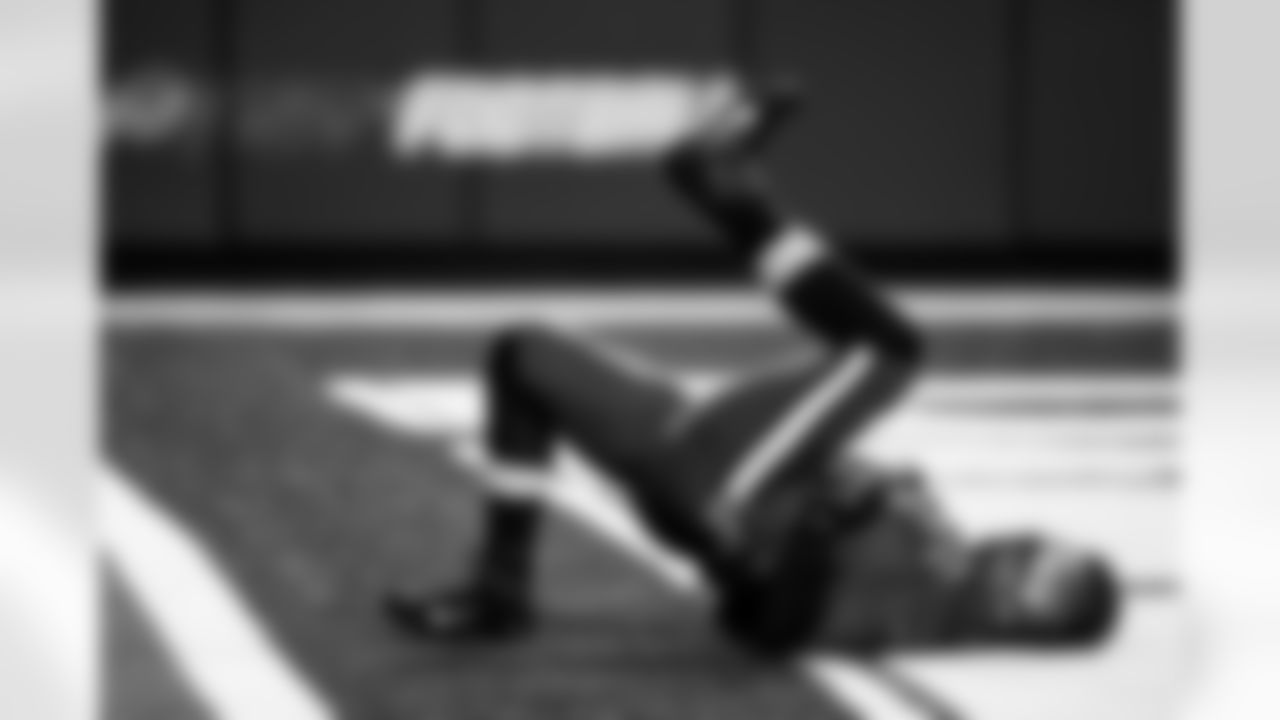 DE Derek Wolfe