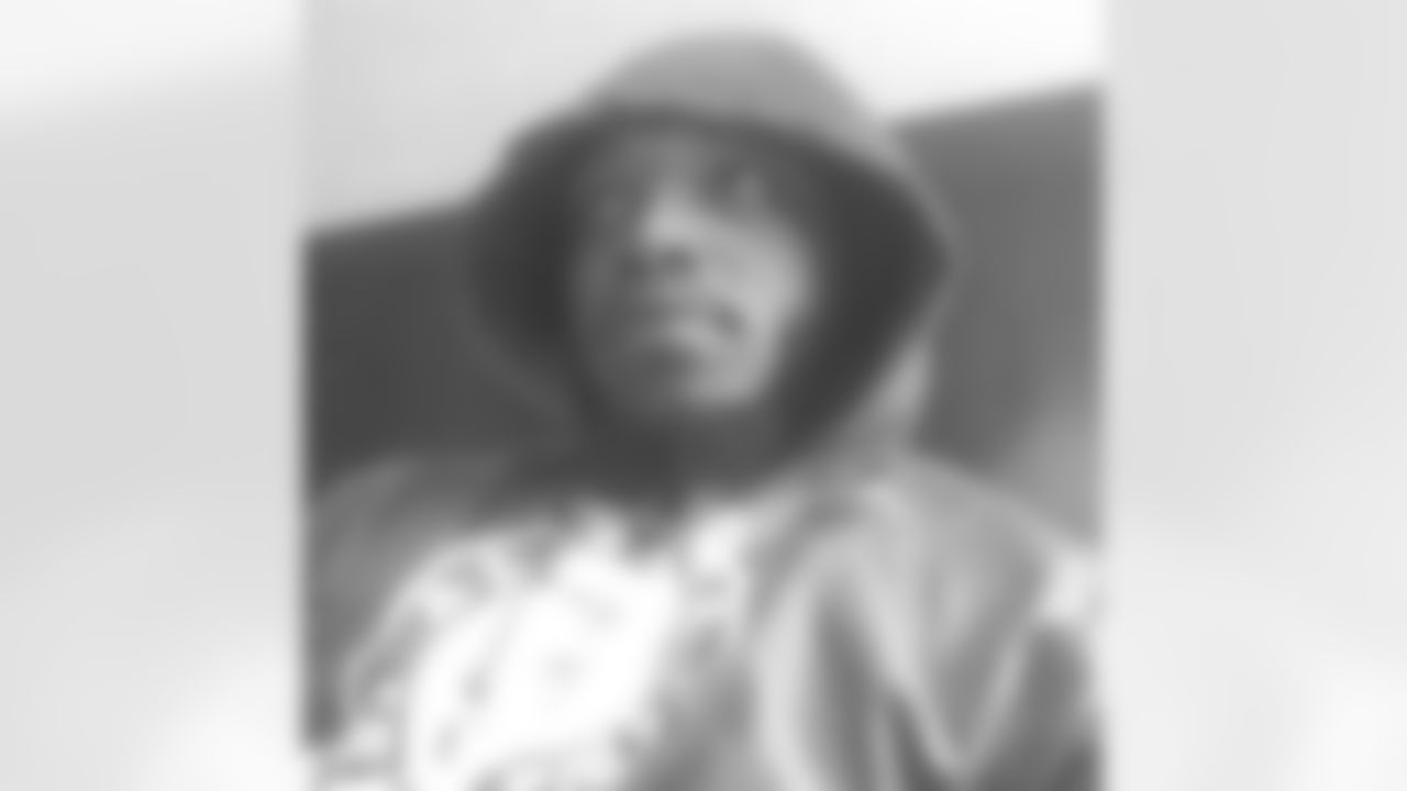 334upshaw41[Courtney Upshaw]: Locked in on the game! #rolltide #rmft