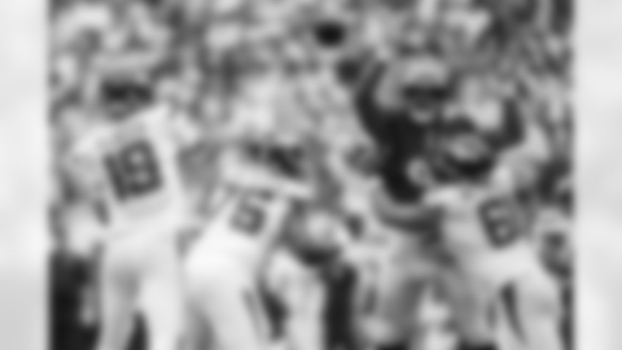 2020 – DL Calais Campbell
In March of 2020, Baltimore acquired Campbell from the Jaguars in exchange for a fifth-round pick. He made the Pro Bowl in his first season with the Ravens and helped them reach the divisional round of the playoffs. Campbell spent three seasons with Baltimore as a respected team leader, making an impact as a pass rusher, run defender and special teams standout.